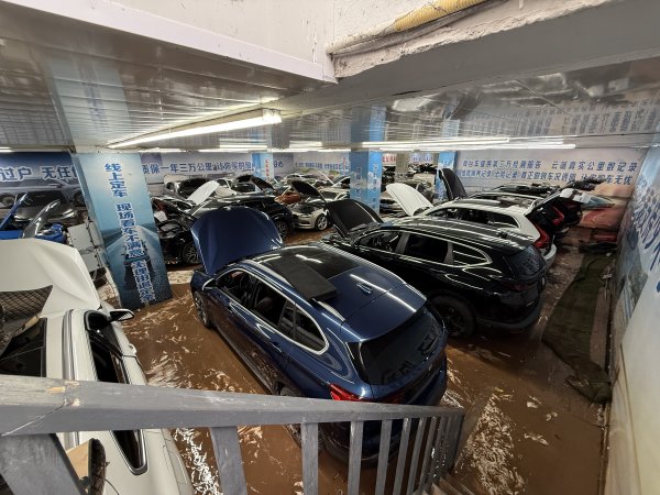 快牛盘 暴雨致重庆一车行近90台车辆被淹 老板：损失高达600万元
